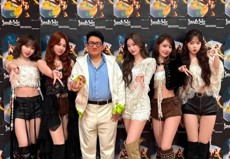 This contains an image of Bang Si Hyuk Supports LE SSERAFIM