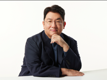This contains an image of Bang Si Hyuk