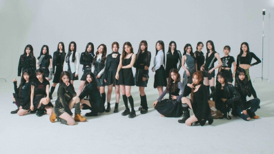 This contains an image of 24-member girl group tripleS