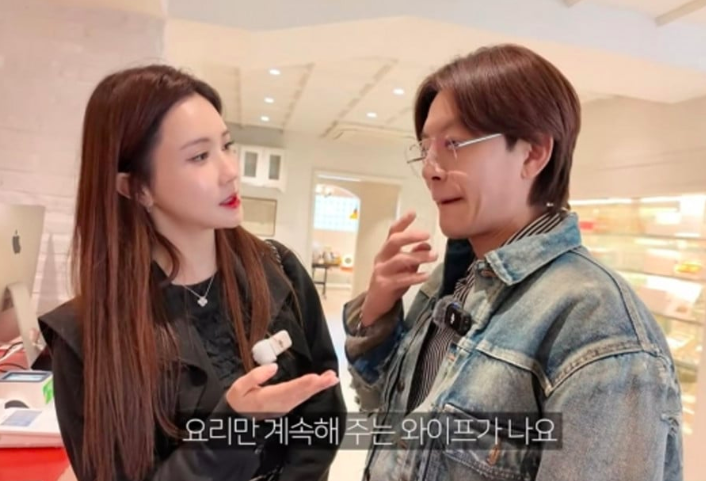 This contains an image of Lee Da Hae and Se7en Daily life