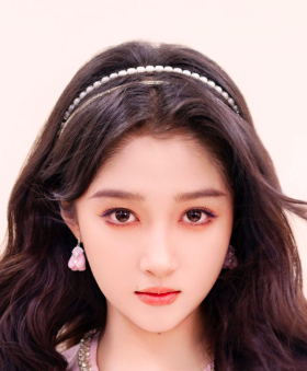 This contains an image of actress Guan Xiaotong
