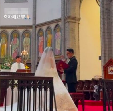 This contains an image of Song Hye Kyo wedding update