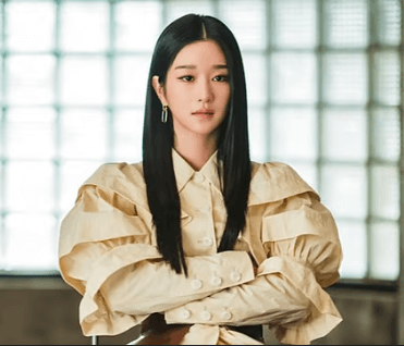 This contains an image of Seo Ye Ji.